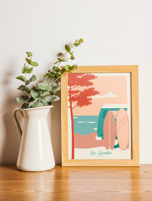 Carte postale illustrée intitulée "Les Landes, Les Surfs" par Julie Roubergue, représentant des surfs avec une vue sur l'Océan dans les tons pastel.