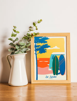 Carte postale illustrée intitulée "Les Landes, Les Surfs" par Julie Roubergue, représentant des surfs avec une vue sur l'Océan dans les tons vifs.