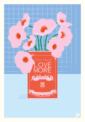 Carte postale Love More – bouquet de grandes fleurs roses dans une boîte de conserve rouge rétro, sur fond graphique bleu clair.