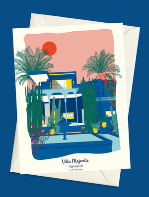 Carte postale illustrée intitulée “Marrakech, Villa Majorelle” par Julie Roubergue, représentant le magnifique jardin luxuriant et la fameuse villa bleue.