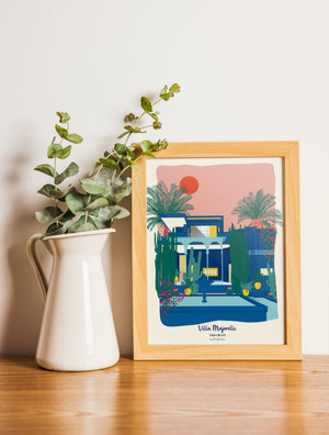 Carte postale illustrée intitulée “Marrakech, Villa Majorelle” par Julie Roubergue, représentant le magnifique jardin luxuriant et la fameuse villa bleue.