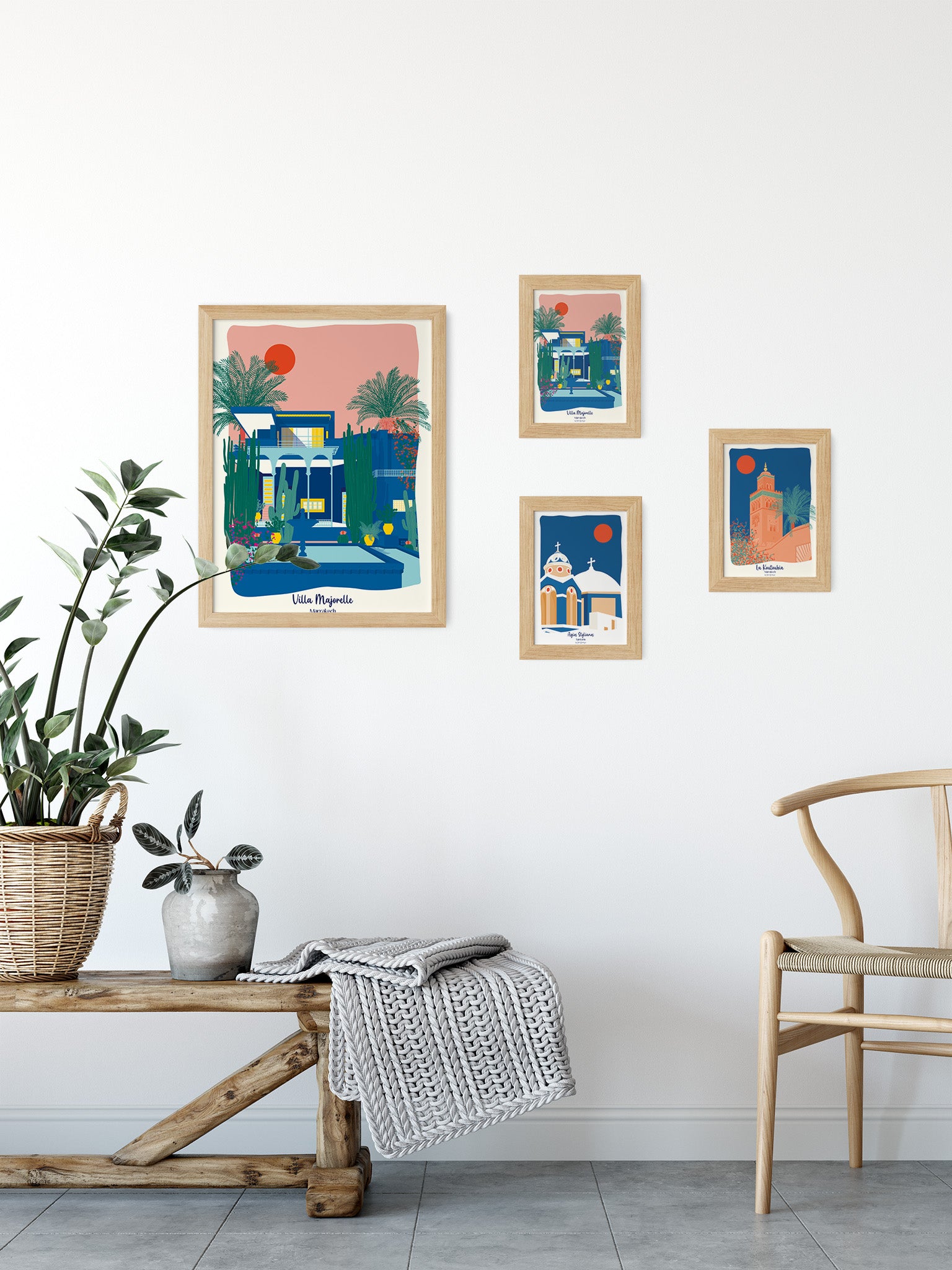Carte postale illustrée intitulée “Marrakech, Villa Majorelle” par Julie Roubergue, représentant le magnifique jardin luxuriant et la fameuse villa bleue.