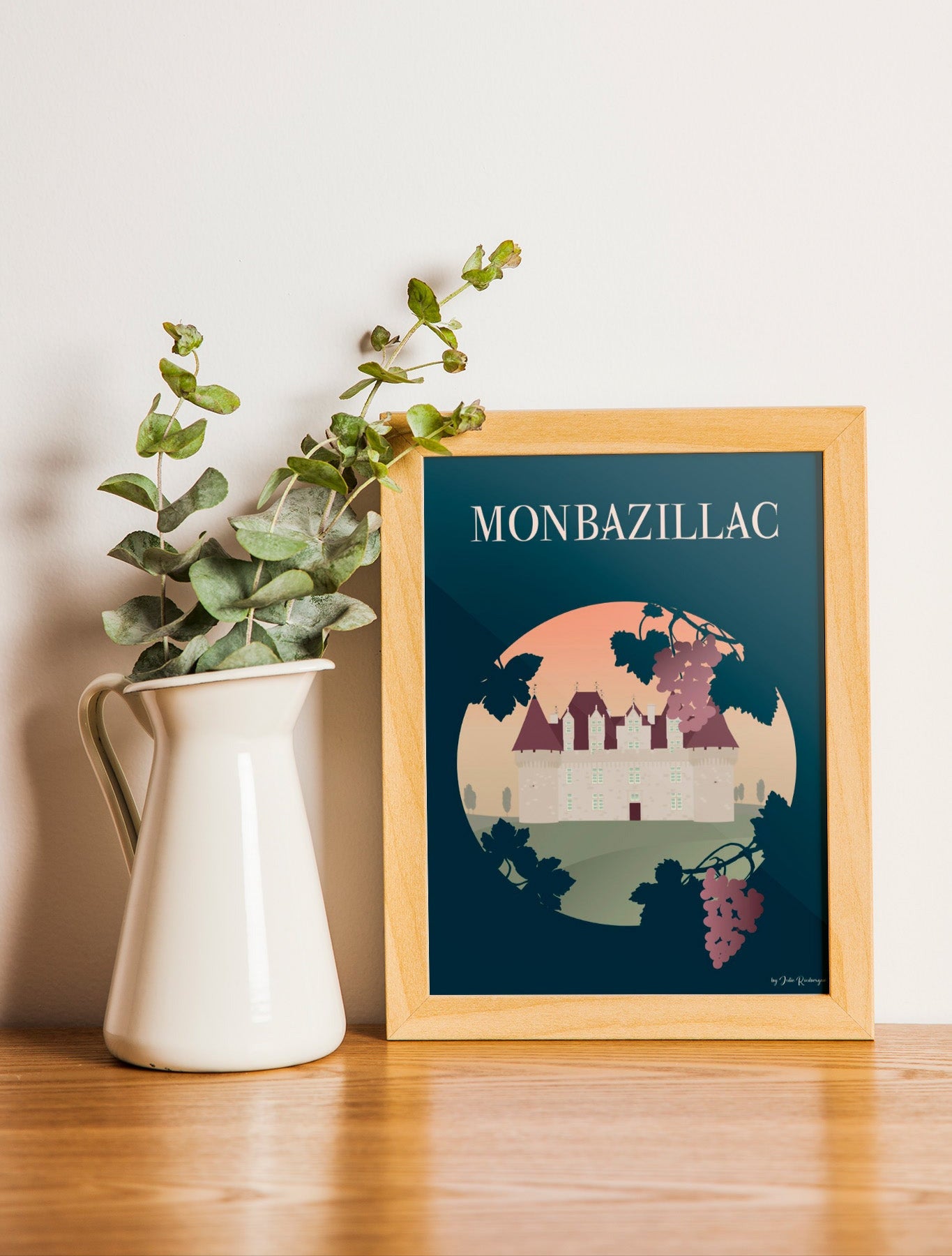 Carte postale Monbazillac - Le Château encadrée dans un intérieur chaleureux, décoration murale élégante inspirée du Sud-Ouest.