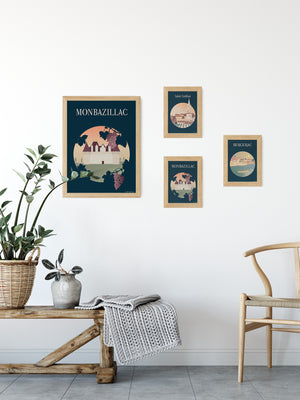 Carte postale Monbazillac - Le Château encadrée dans un intérieur chaleureux, décoration murale élégante inspirée du Périgord.