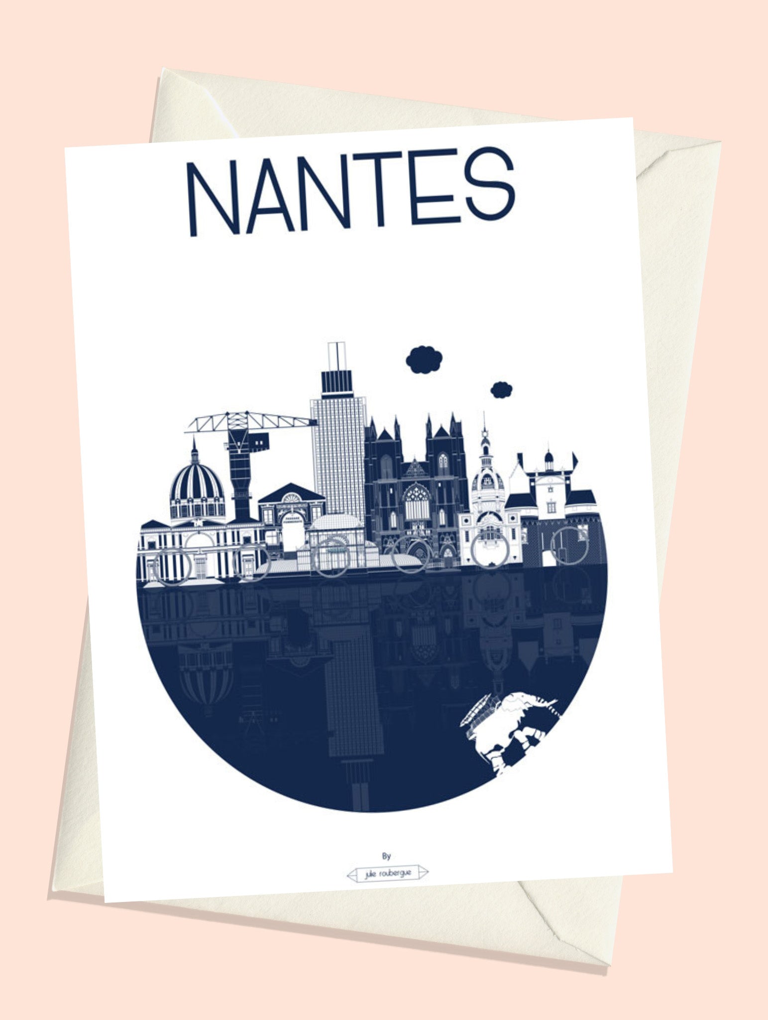 Carte postale illustrée accompagnée de son enveloppe kraft, création de Julie Roubergue.