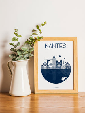 Carte postale "Nantes, La Ville" encadrée, mise en valeur dans un cadre au format 15x21 cm.
