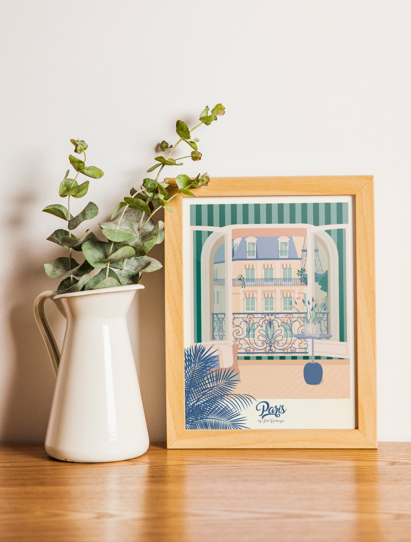 Carte postale illustrée intitulée "Paris, La Fenêtre" par Julie Roubergue, représentant une vue d'un appartement parisien sur la Tour Eiffel dans les tons pastel.