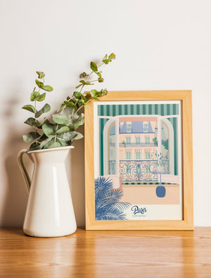 Carte postale illustrée intitulée "Paris, La Fenêtre" par Julie Roubergue, représentant une vue d'un appartement parisien sur la Tour Eiffel dans les tons pastel.