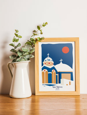 Carte postale illustrée intitulée “Santorin, Agios Stylianos” par Julie Roubergue, représentant une chapelle avec son dôme blanc avec un ciel bleu mediterranéen.
