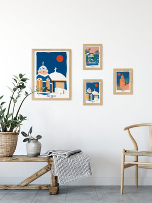 Carte postale illustrée intitulée “Santorin, Agios Stylianos” par Julie Roubergue, représentant une chapelle avec son dôme blanc avec un ciel bleu mediterranéen.