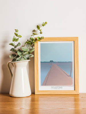 Carte postale illustrée intitulée “Soustons, Le Ponton d'Azur” par Julie Roubergue, représentant le fameux ponton sur le lac des Landes dans des tons doux.