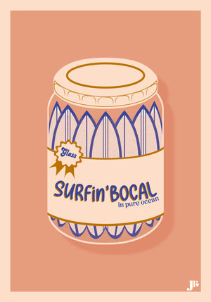 Illustration de la carte postale SURFin’BOCAL – version ocre – avec planches de surf dans un bocal sur fond orangé
