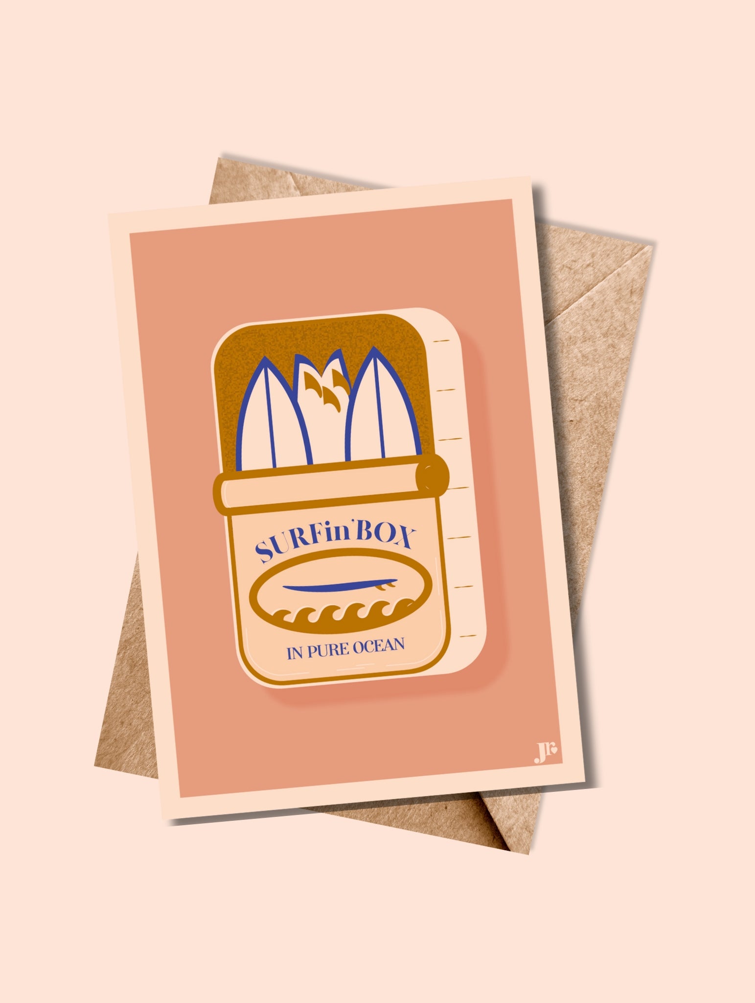 Carte postale SURFin'BOX ocre et enveloppe kraft assortie, mise en scène dans une ambiance vintage.