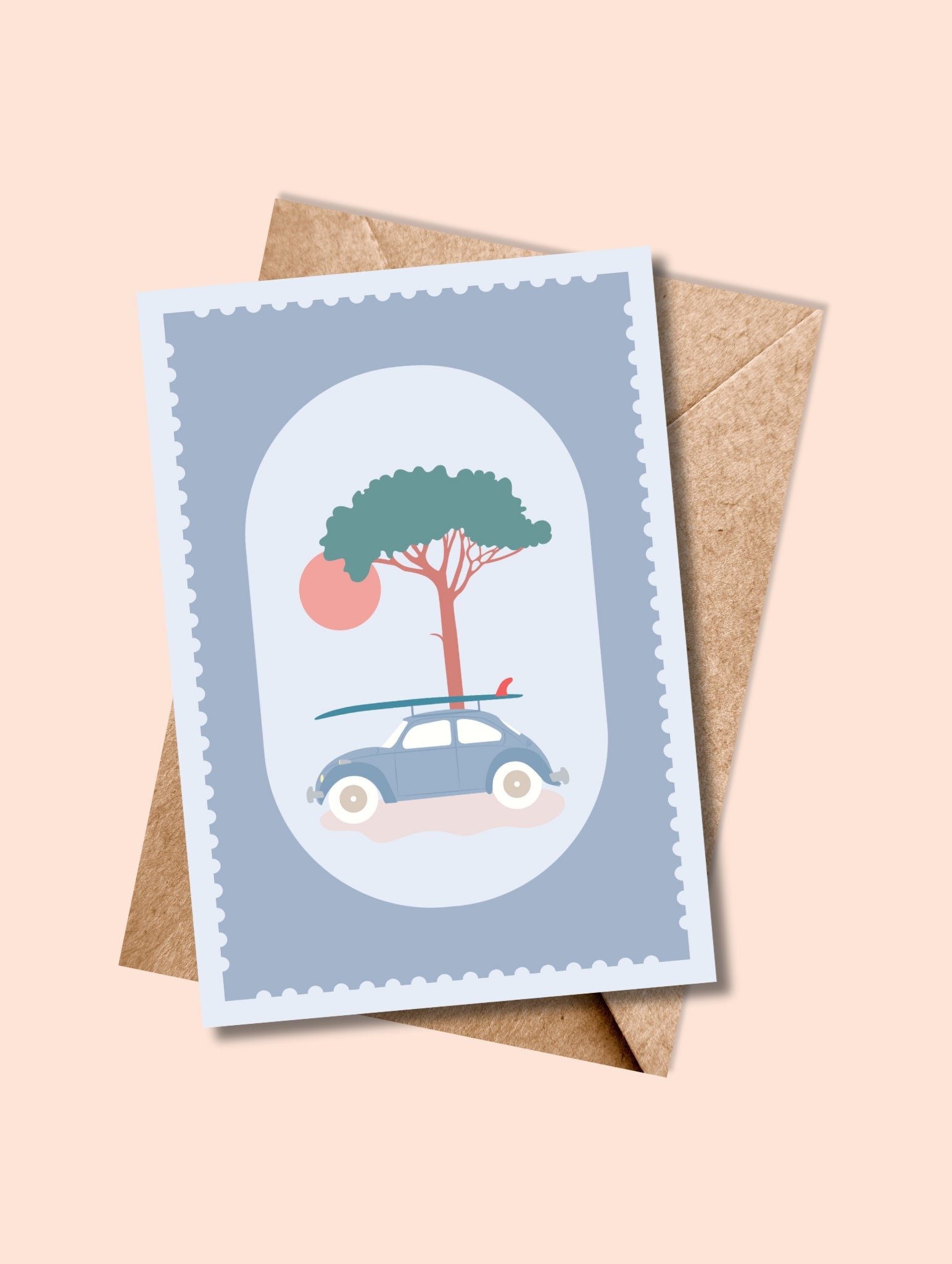 Carte postale Pin, Surf & Coccinelle avec enveloppe kraft – ambiance vintage, surf et nature.