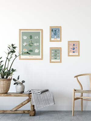 Composition murale mêlant la carte Tea Time verte et rose à d'autres cartes des Iconiques.