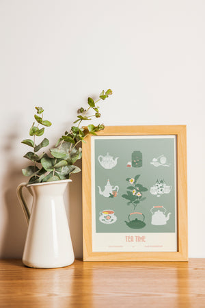 Carte Tea Time verte encadrée dans un intérieur doux et raffiné.