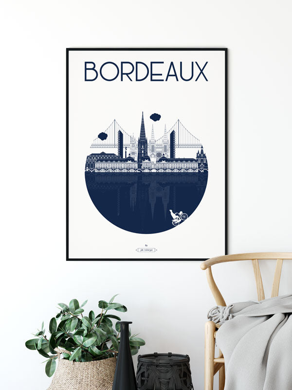Mise en situation de l’affiche Bordeaux – La Ville en marine au format 50x70, décoration murale chic et urbaine.