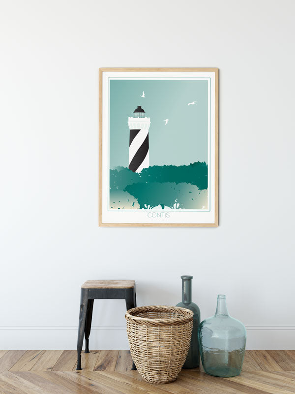 Illustration graphique du phare de Contis accrochée dans un intérieur lumineux, ambiance nature et océan.
