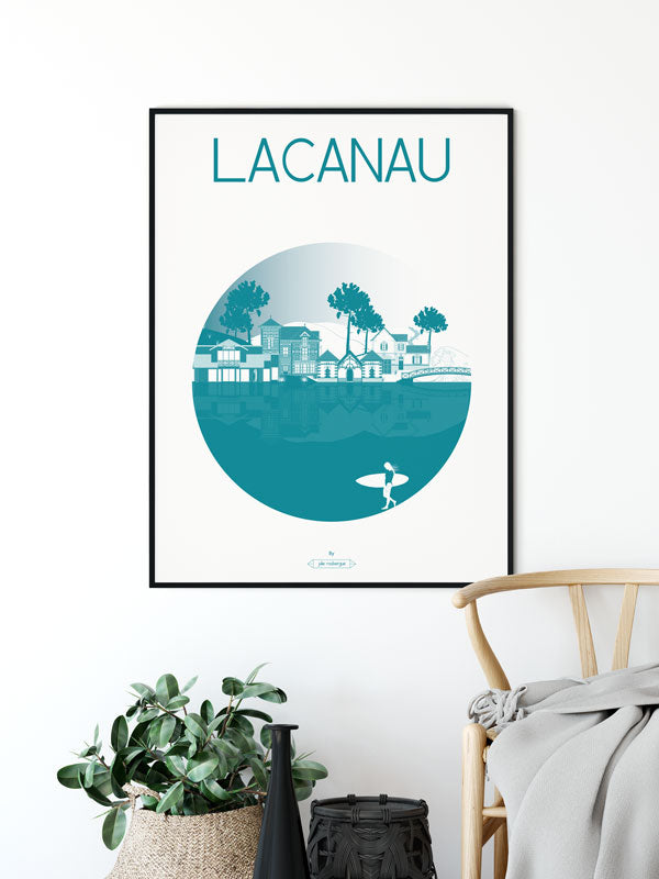 Affiche Lacanau La Ville exposée dans un intérieur lumineux – version canard, ambiance bord de mer avec inspiration surf et architecture balnéaire.