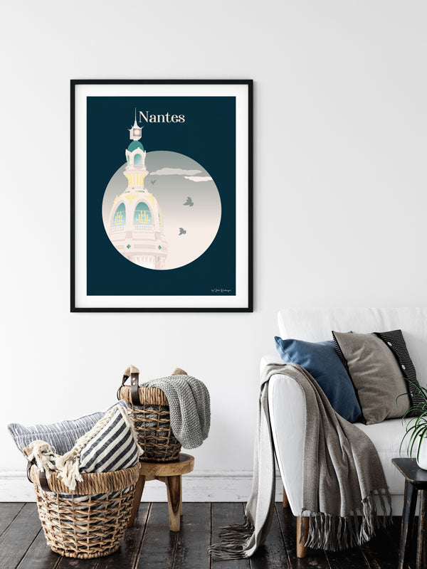 Affiche décorative de la Tour Lu à Nantes accrochée dans un intérieur moderne, ambiance douce et graphique.