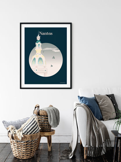 Affiche décorative de la Tour Lu à Nantes accrochée dans un intérieur moderne, ambiance douce et graphique.